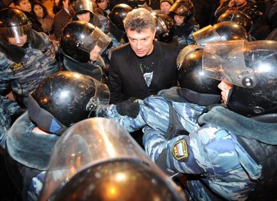 O oposicionista e ex-vice-premi Boris Nemtsov  preso em Moscou em protesto contra o resultado da eleio parlamentar, que deu maioria a Putin; houve enfrentamento nos atos e 500 pessoas foram detidas