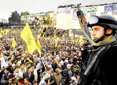 Simpatizantes do Fatah lotam estdio de Gaza em apoio  legenda na maior manifestao do grupo desde 1994, quando Arafat voltou do exlio