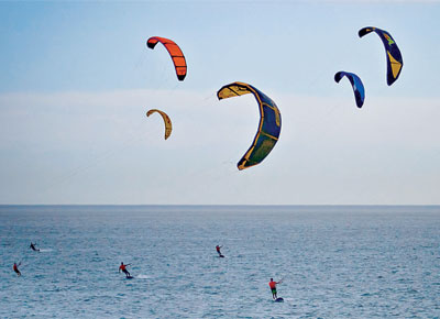 <b>Caadores de vento:</b> Praticantes de kitesurfe na praia da Barra, no Rio