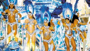 Carro da Caprichosos de Pilares, que recordou desfiles dos ltimos 20 anos; escola foi a 2 a desfilar no ltimo dia do Carnaval no Sambdromo