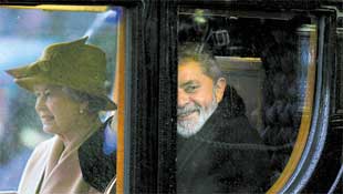 bDE CARRUAGEM/B Lula com a rainha Elizabeth a caminho do PalÃ¡cio de Buckingham