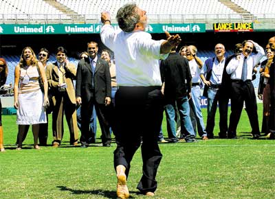 O presidente Lula comemora gol de pnalti contra o governador do Rio, Srgio Cabral, no Maracan