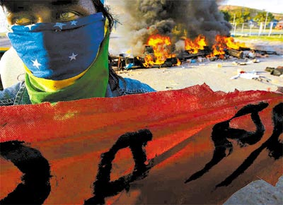 Manifestantes contrrios  retirada de no-ndios da reserva Raposa/Serra do Sol (RR) fecham fronteira Brasil-Venezuela