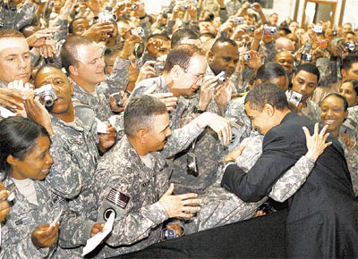 Barack Obama  abraado por soldados dos EUA durante visita-surpresa ao Iraque, a primeira desde que assumiu a Casa Branca