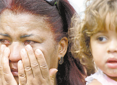 Mulher chora do lado de fora da escola onde ocorreu o massacre