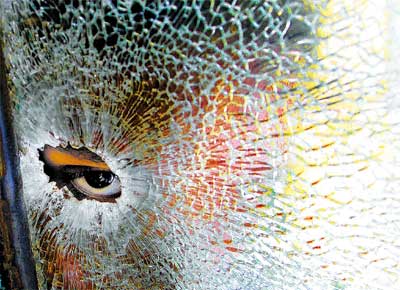 Criana olha atravs de buraco no vidro de carro atingido no Rio