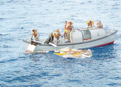 Equipe que trabalha em embarcao brasileira para o resgate dos corpos e destroos recolhe partes do avio encontradas ontem