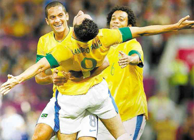 <b>'AT WEMBLEY, SENHORES':</b> Leandro Damio comemora com Rmulo e Marcelo ( dir.) o seu 2 gol, na vitria por 3 a 0 sobre a Coreia do Sul