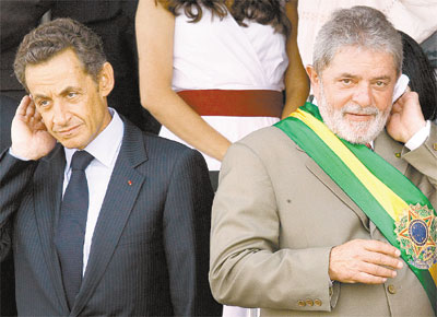 Os presidentes Nicolas Sarkozy e Luiz Incio Lula da Silva assistem a desfile do Sete de Setembro, na Esplanada dos Ministrios