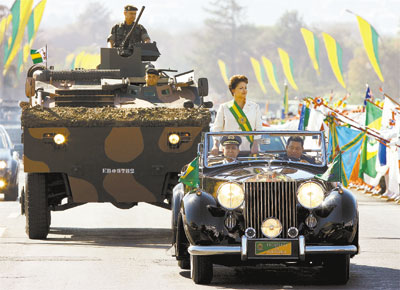 Dilma Rousseff participa de seu primeiro desfile de Sete de Setembro como presidente, em Braslia