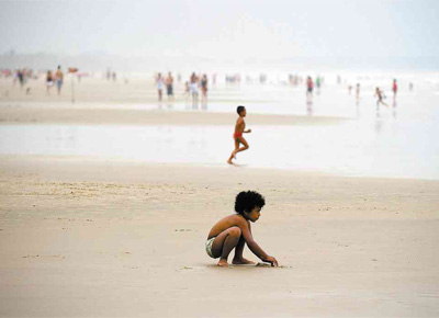 Crianas brincam na praia de Boraceia, em Bertioga
