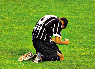 Beto, autor do gol corintiano, chora aps o final da partida