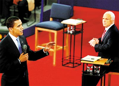 Observado pelo republicano John McCain (dir.), o democrata Barack Obama responde a pergunta no debate de ontem em Nashville
