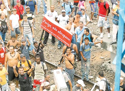 <b>FORA DA LINHA:</b> Passageiros ocupam trilhos em Nilpolis, Estado do Rio, depois de depredaes; tumulto comeou quando concessionria, aps defeito em trem, no quis devolver dinheiro da passagem