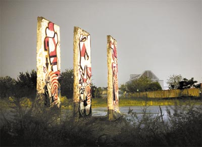 <b>20 anos sem o Muro de Berlim:</b> Pedaos do Muro perto do rio Spree