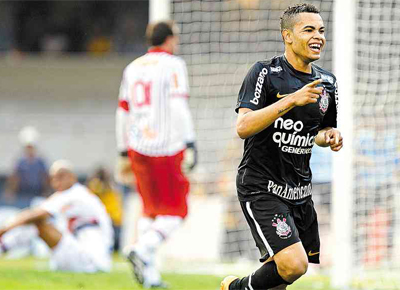 Dentinho comemora o 2 gol do Corinthians