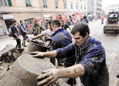 <B>A BOTA NA LAMA</b>: Nas ruas de Gnova, trabalhadores retiram a sujeira provocada pelas enchentes que castigam cidades italianas