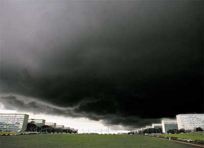 Nuvens carregadas sobre a Esplanada dos Ministrios, no fim da tarde de ontem, em Braslia