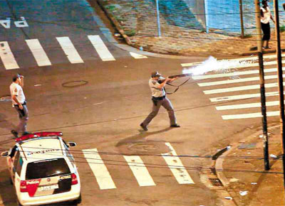 Policial militar atira com bala de borracha contra cerca de cem usurios de crack no centro de So Paulo, na noite de sbado