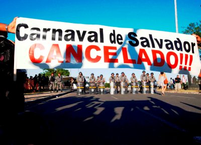Em frente  Assembleia, PMs exibem faixa que pe em dvida a realizao do Carnaval