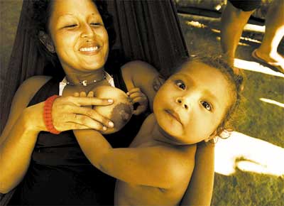 A colombiana Ana Paula Silva, 20, com uma de suas duas filhas e grvida de um terceiro beb, vive na fronteira da Colmbia com o Brasil