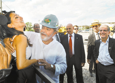 Aps evento no Complexo Petroqumico do Rio de Janeiro, Luiz Incio Lula da Silva abraa a fotgrafa Jaqueline Machado, que pediu uma saudao pelo Dia da Mulher