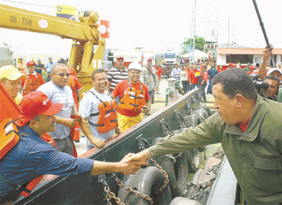 <b>L VEM O CHVEZ: </b>Hugo Chvez, presidente da Venezuela, cumprimenta trabalhador da indstria petroleira depois de anunciar expropriao de 60 prestadoras de servio do setor