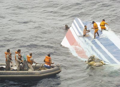 Equipes de resgate recolhem pedao da fuselagem do Airbus da<br>Air France, que caiu no oceano Atlntico com 228 pessoas a bordo