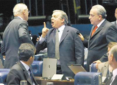 <b>PETROBRIGA:</b> Os senadores Tasso Jereissati (PSDB-CE, ao centro) batem boca sobre a CPI da Petrobras