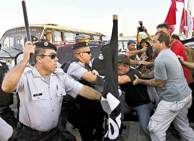 Policiais militares entram em confronto com servidores na Esplanada dos Ministrios