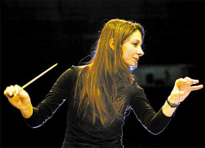 Primeira orquestra sinfnica regida s por mulheres: A maestrina Cibele Sabioni rege ensaio