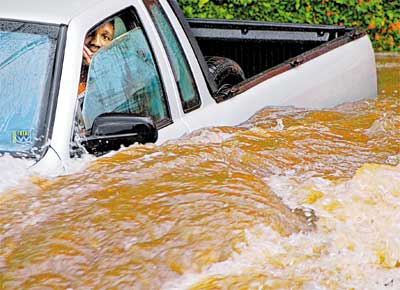 Correnteza aps chuva na Pompia (regio oeste de SP) arrasta picape, cujo motorista se salvou