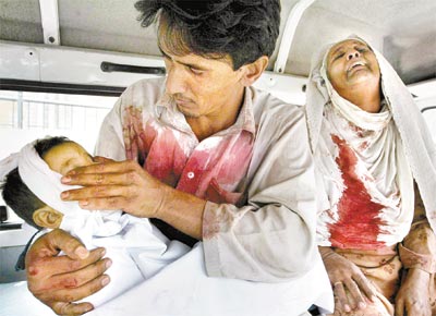 <b>TERROR SEM FIM:</b> Pai segura cadver de garota morta em atentado suicida no entorno de Peshawar; o Paquisto negocia com uma empresa de So Paulo a compra de um novo lote de msseis