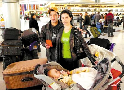 Alex Gomes com a mulher, Simone, e o filho em aeroporto de NY antes de voltarem ao Brasil devido  falta de perspectivas nos EUA