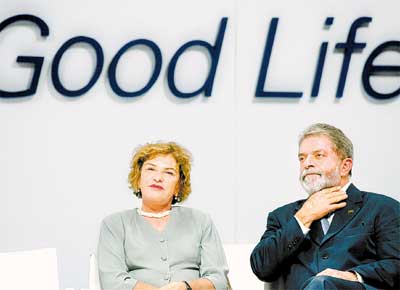 A primeira-dama Marisa e o presidente Lula diante de slogan da Nestl na abertura de uma fbrica em Feira de Santana (BA)