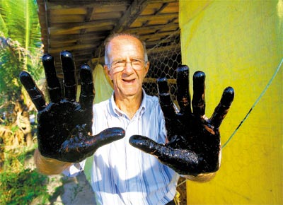 Joo Cerqueira, 73, dono de terreno na Bahia onde foi encontrado petrleo; aumento dos preos do combustvel estimula independentes