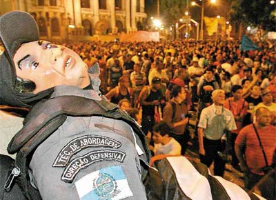 <B>NOVA ADESO:</b> No Rio, bombeiros e policiais civis e militares decidem em frente  Cmara Municipal pela greve