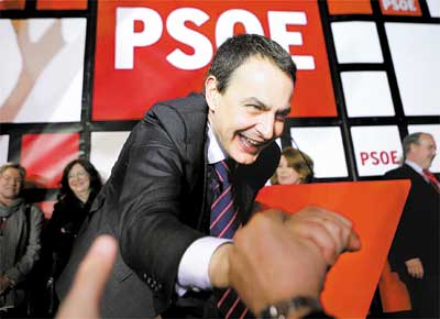 O premi Jos Luiz Zapatero cumprimenta um militante socialista na comemorao da vitria na sede de seu partido, em Madri