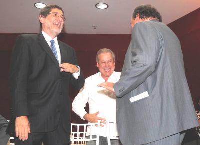 O ex-ministro da Casa Civil Jos Dirceu, ru na ao penal do mensalo, reaparece na Bahia; ele participou da posse do ex-presidente da Petrobras Jos Srgio Gabrielli ( esq.)