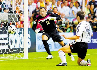 O atacante Klose chuta para marcar o segundo gol da Alemanha nos 4 a 2 sobre a Costa Rica, no primeiro jogo do Mundial