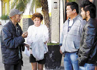 Os catadores Rejaniel Santos e Sandra Domingues, com os scios do restaurante roubado