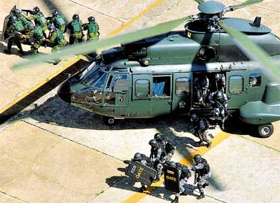 Grupo de Aes Tticas Especiais e tropa de choque da PM treinam em helicptero cedido pelo Exrcito para combater rebelies