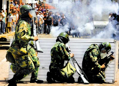 Soldados bolivianos se protegem do ataque de manifestantes contrrios ao governo Evo Morales em Santa Cruz de la Sierra