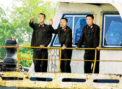 Soldados da Coria do Norte acenam de navio no rio Yalu, na fronteira com a China, minutos depois do anncio do teste nuclear