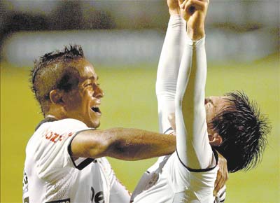 Jorge Henrique e William (dir.), autor do segundo gol do Corinthians na vitria por 3 a 0