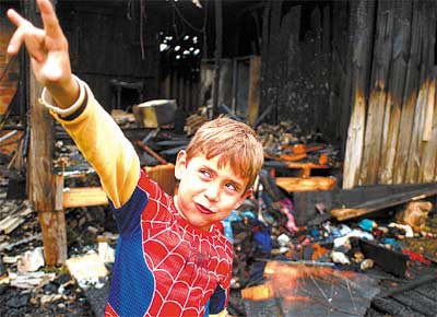 Riquelme Wesley dos Santos, 5, que, vestido com camisa de super-heri, resgatou uma menina de uma casa em chamas em Palmeira