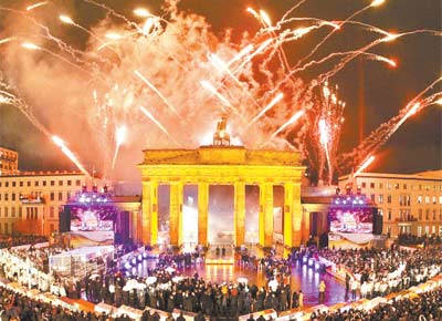 Fogos iluminam porto de Brandemburgo no aniversrio da queda do Muro de Berlim; lderes dos pases que dividiram a Alemanha no ps-guerra participaram