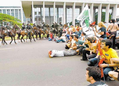 Manifestantes contrrios ao governador Jos Roberto Arruda (DEM) entram em confronto com a polcia em frente ao palcio do Buriti