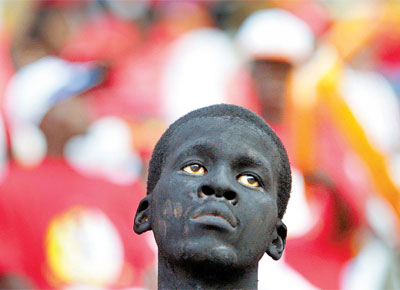 Angolano com rosto pintado aguarda comeo do jogo<br> contra Mali na abertura da Copa Africana de Naes