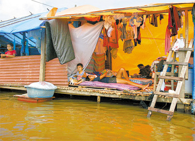 Moradores tentam defender-se de enchente em Trinidad (Bolvia); Morales pediu trgua para lidar com as cheias, que mataram 50